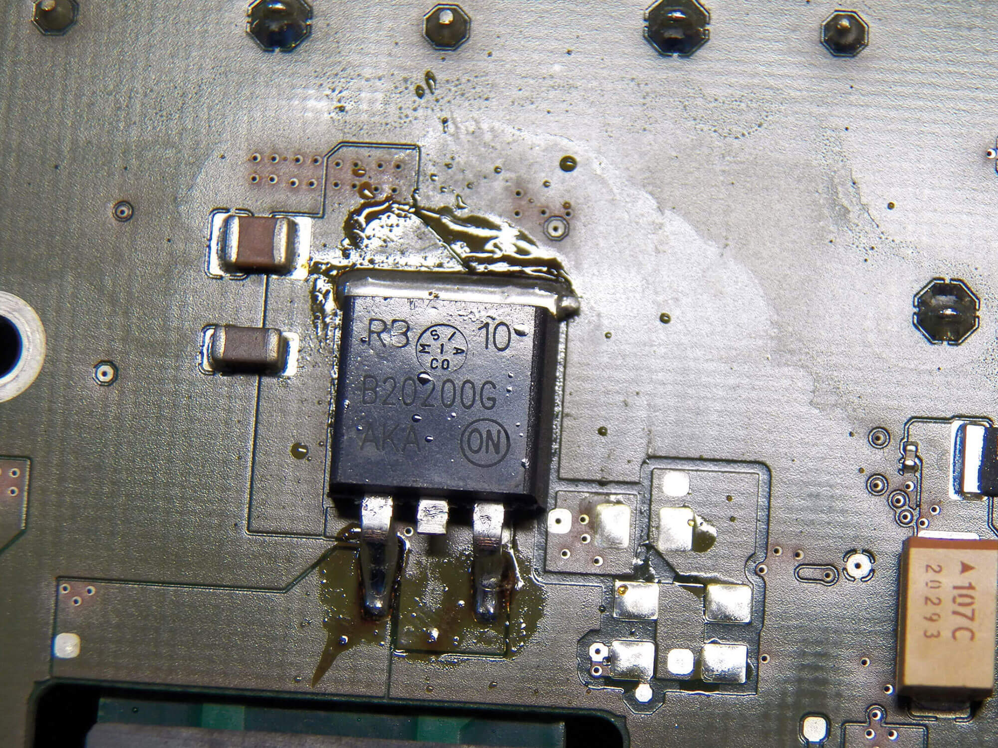 ¡Riesgo de avería!: el punto de soldadura sin limpiar corroe la superficie del circuito impreso.